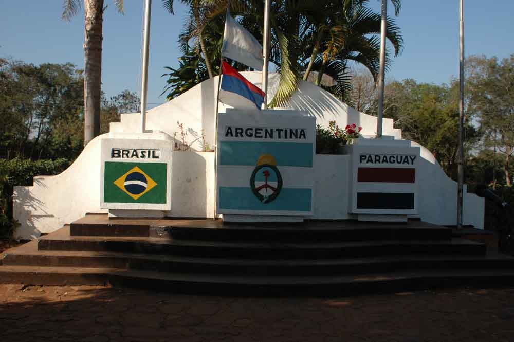 Argentina 004 - Iguazu - hito de las 3 fronteras.jpg